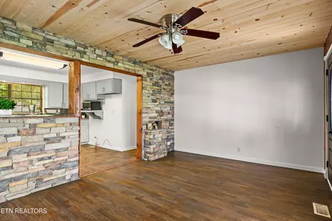 Living - 170 Dotson Rd, Greenback, TN 37742 photo 4 of 4