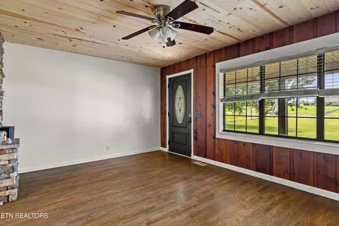 Living - 170 Dotson Rd, Greenback, TN 37742 photo 3 of 4