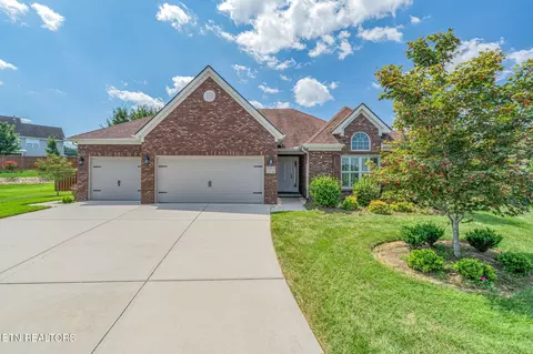 325 Holly Leaf Ln, Lenoir City, TN 37772