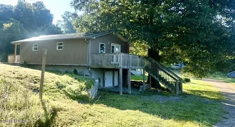 303 Robertson Ln, Speedwell, TN 37870