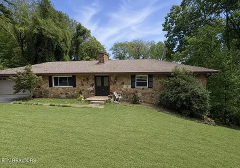 102 E Morningside Dr, Oak Ridge, TN 37830
