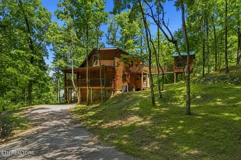1824 Rhododendron Ln, Sevierville, TN 37876