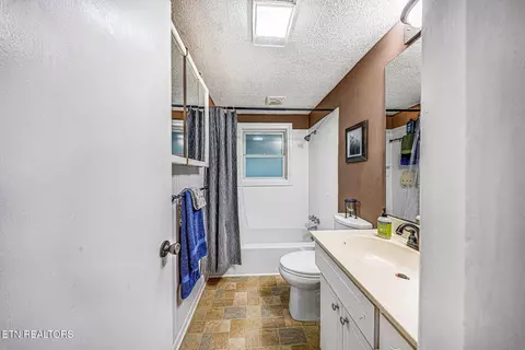 Bath - 733 Cavern Rd, Townsend, TN 37882 photo 1 of 3