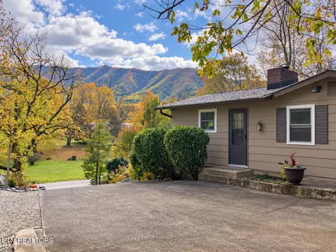 Exterior - 733 Cavern Rd, Townsend, TN 37882 photo 3 of 20