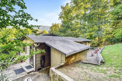 Exterior - 733 Cavern Rd, Townsend, TN 37882 photo 11 of 20