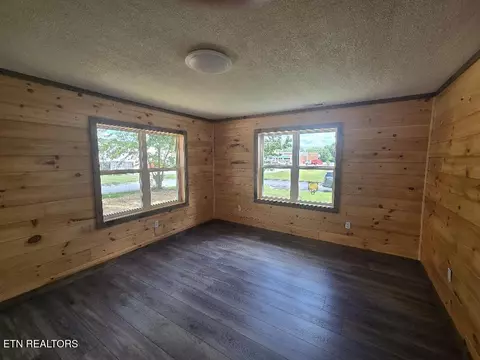Living - 131 Duncan Ln, Oneida, TN 37841 photo 3 of 3