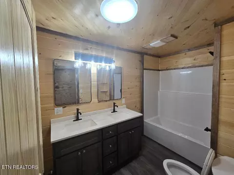 Bath - 131 Duncan Ln, Oneida, TN 37841 photo 1 of 2