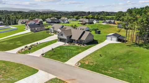 811 Pinebrooke Dr, Maryville, TN 37801