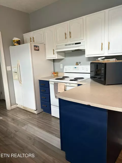 Kitchen - 800 S 28th St, Middlesboro, KY 40965 photo 3 of 4