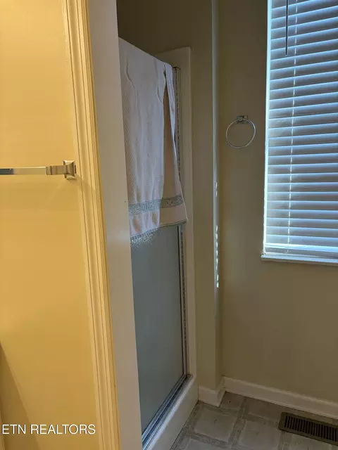Bath - 800 S 28th St, Middlesboro, KY 40965 photo 4 of 4