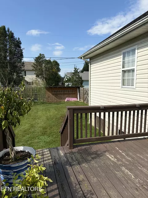 Exterior - 800 S 28th St, Middlesboro, KY 40965 photo 3 of 5