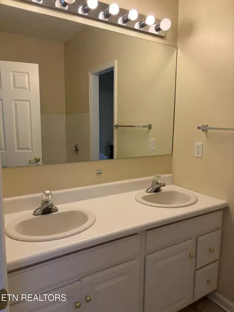 Bath - 800 S 28th St, Middlesboro, KY 40965 photo 2 of 4