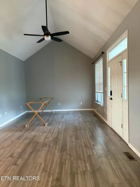 Living - 800 S 28th St, Middlesboro, KY 40965 photo 1 of 2