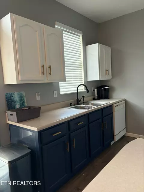 Kitchen - 800 S 28th St, Middlesboro, KY 40965 photo 2 of 4