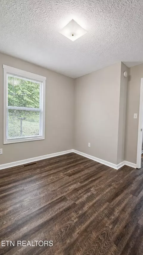 Bedroom - 8657 Buffalo Rd, Oneida, TN 37841 photo 2 of 2