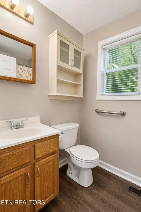 Bath - 8657 Buffalo Rd, Oneida, TN 37841 photo 2 of 3