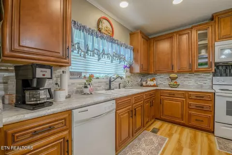 Kitchen - 3399 SE Brown Bridge Rd, Dalton, GA 30720 photo 3 of 5