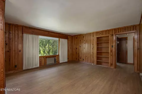 Living - 1309 Gamble Dr, Heiskell, TN 37754 photo 4 of 4