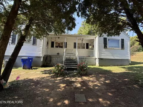 818 Sewanee St, Harriman, TN 37748