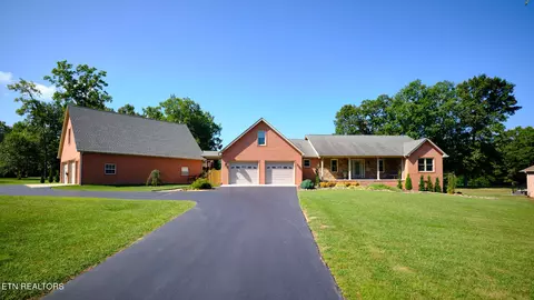 837 E Deer Creek Dr, Crossville, TN 38571