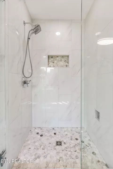 Bath - 331 E Chestnut Hill Rd, Townsend, TN 37882 photo 5 of 8