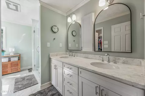 Bath - 331 E Chestnut Hill Rd, Townsend, TN 37882 photo 3 of 8