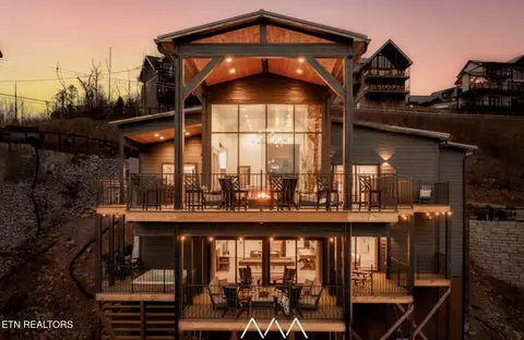 829 Wiley Oakley Dr, Gatlinburg, TN 37738