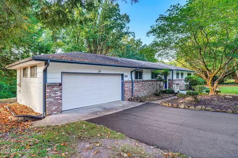 845 W Outer Dr, Oak Ridge, TN 37830