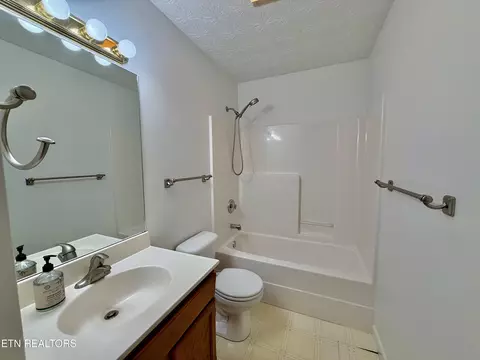 Bath - 7722 Cotton Patch Rd, Corryton, TN 37721 photo 3 of 3