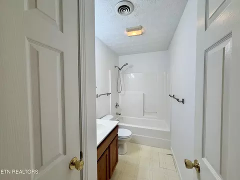 Bath - 7722 Cotton Patch Rd, Corryton, TN 37721 photo 2 of 3