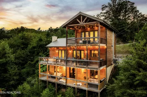1015 Twin Oaks Rd, Gatlinburg, TN 37738