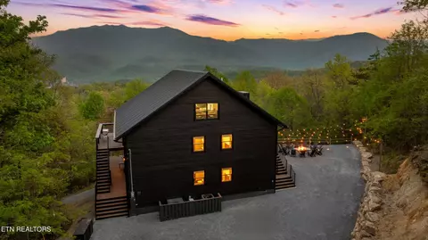 1433 Garrett Pl, Gatlinburg, TN 37738