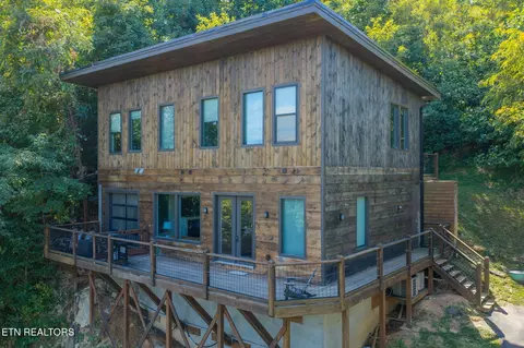 809 Chestnut Dr, Gatlinburg, TN 37738
