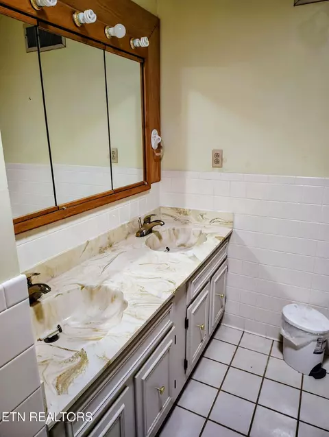 Bath - 172 Ridgefield Rd #SW, Wise, VA 24293 photo 5 of 6