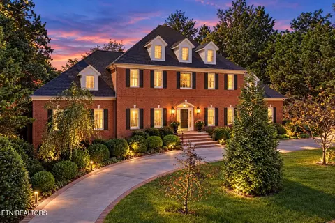 142 Center Park Ln, Oak Ridge, TN 37830