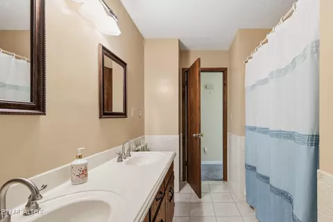 Bath - 347 E Chestnut Hill Rd, Townsend, TN 37882 photo 1 of 3