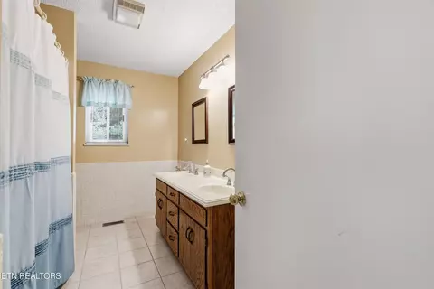 Bath - 347 E Chestnut Hill Rd, Townsend, TN 37882 photo 2 of 3