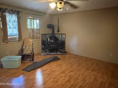 Living - 1069 Bryan View Rd, Sevierville, TN 37862 photo 2 of 5