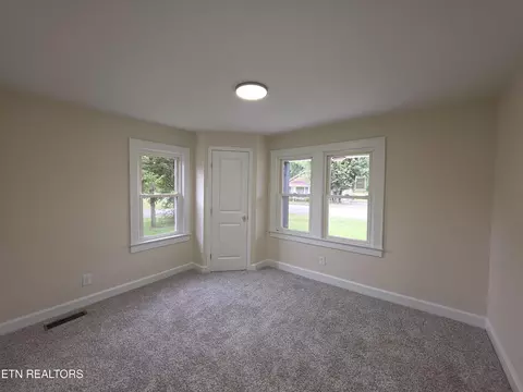 Bedroom - 305 N 15th St, Middlesboro, KY 40965 photo 2 of 3