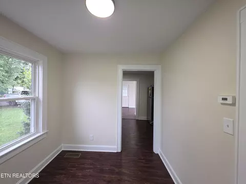 Entry Way - 305 N 15th St, Middlesboro, KY 40965 photo 1 of 2