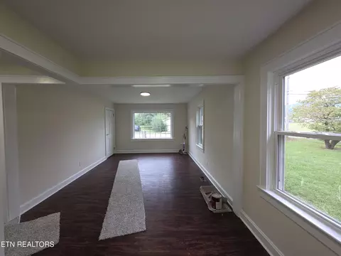 Living - 305 N 15th St, Middlesboro, KY 40965 photo 1 of 2