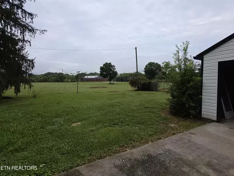 Exterior - 305 N 15th St, Middlesboro, KY 40965 photo 2 of 3