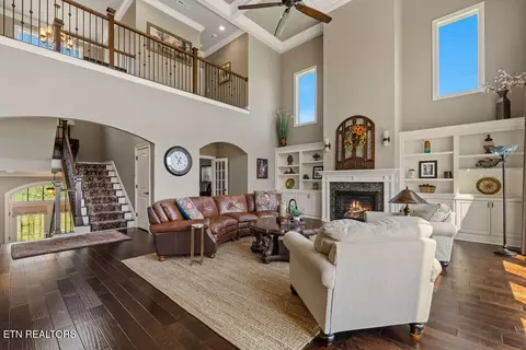 Living - 105 Breakers Dr, Vonore, TN 37885 photo 2 of 4