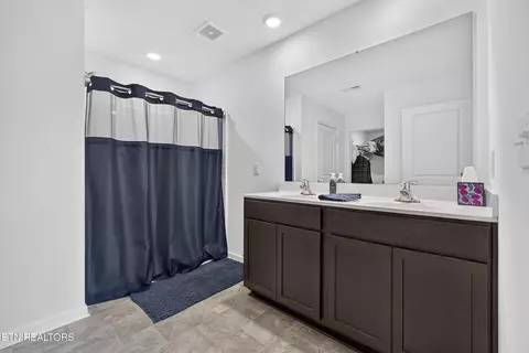 Bath - 1233 Cole Dr, Jefferson City, TN 37760 photo 2 of 3