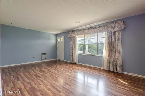 Living - 7411 Munsey Rd, Corryton, TN 37721 photo 4 of 6