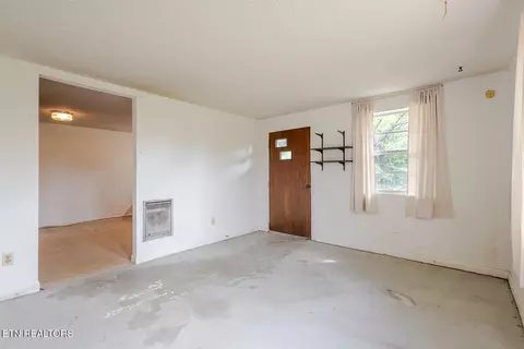 Living - 7411 Munsey Rd, Corryton, TN 37721 photo 6 of 6
