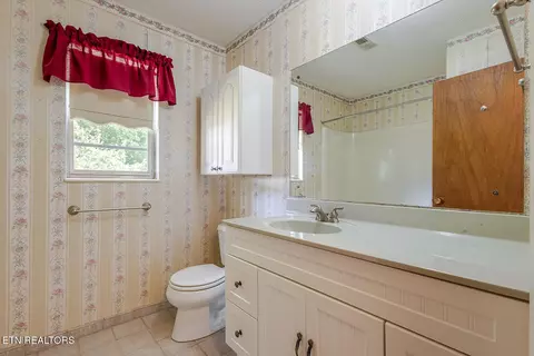 Bath - 7411 Munsey Rd, Corryton, TN 37721 photo 1 of 3