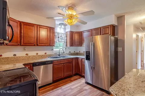 Kitchen - 7411 Munsey Rd, Corryton, TN 37721 photo 2 of 5