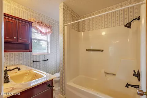 Bath - 7411 Munsey Rd, Corryton, TN 37721 photo 2 of 3