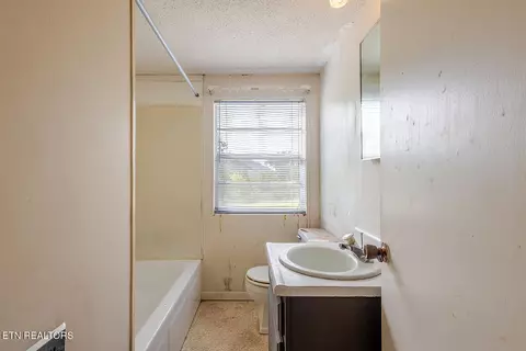 Bath - 7411 Munsey Rd, Corryton, TN 37721 photo 3 of 3